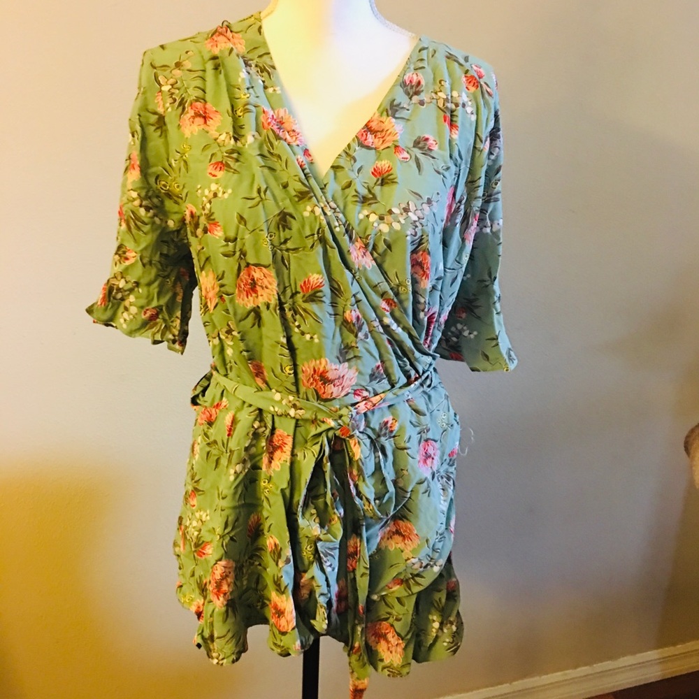 The Loft Floral Green Wrap Top Size 18